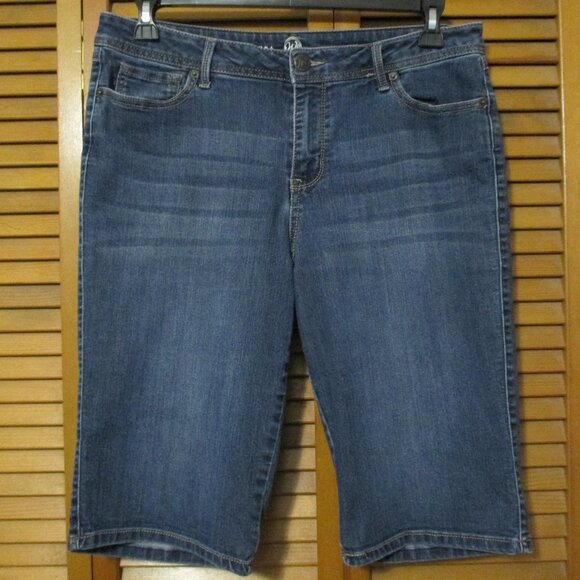 W62 shorts denim blue Bermuda with pockets & stretch size 14 - Picture 1 of 7